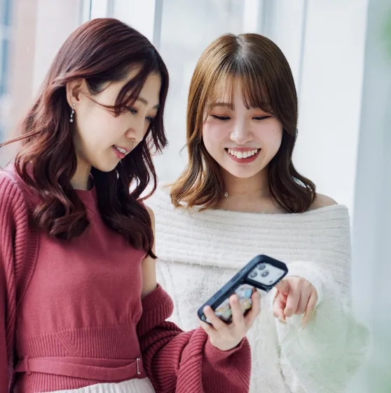 スマートフォンを見る女性