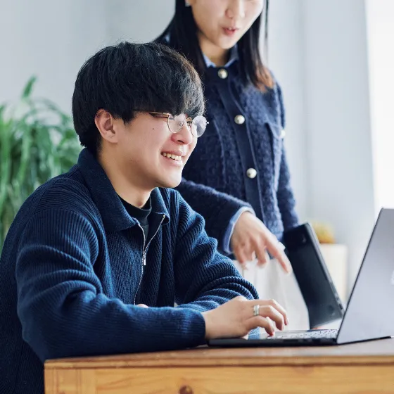 パソコンに向かう社員