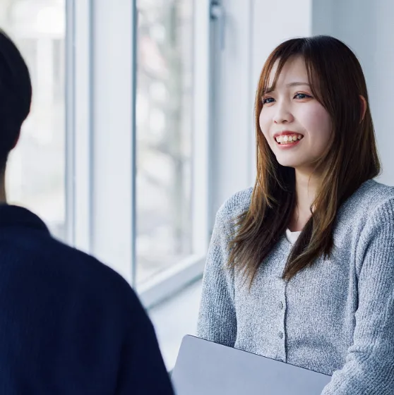 話している女性